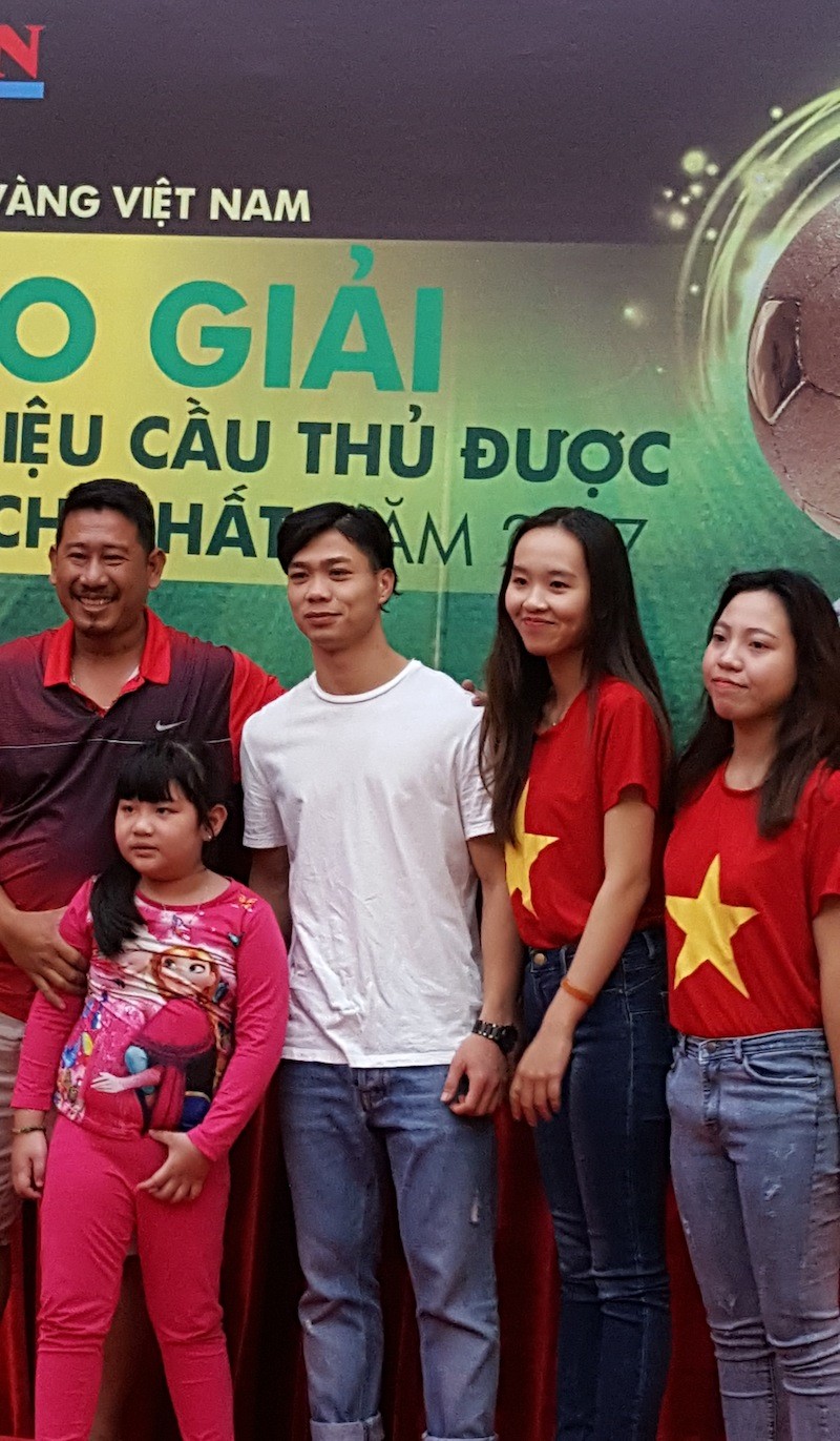 Striker Nguyen Cong Phuong meets football fans in HCMC ảnh 5