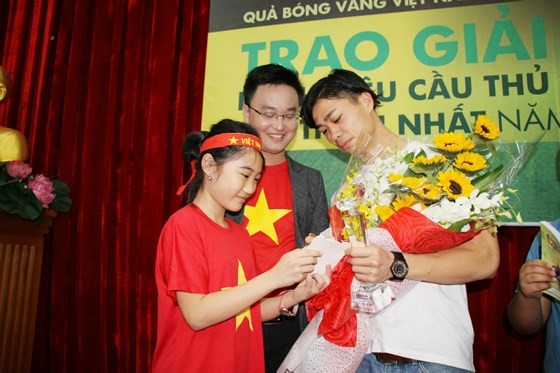 Striker Nguyen Cong Phuong meets football fans in HCMC ảnh 2