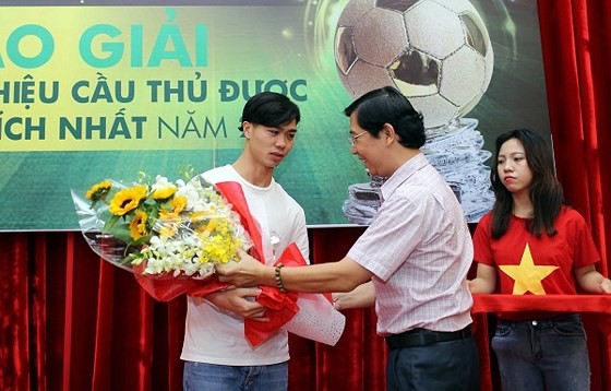 Striker Nguyen Cong Phuong meets football fans in HCMC ảnh 3