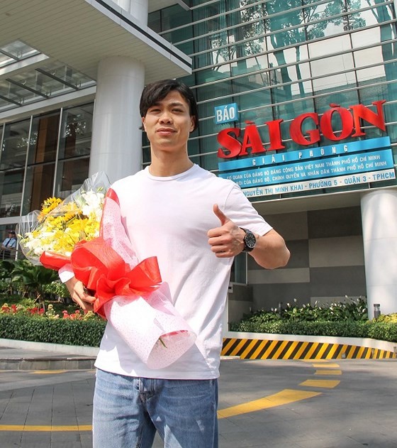 Striker Nguyen Cong Phuong meets football fans in HCMC ảnh 6
