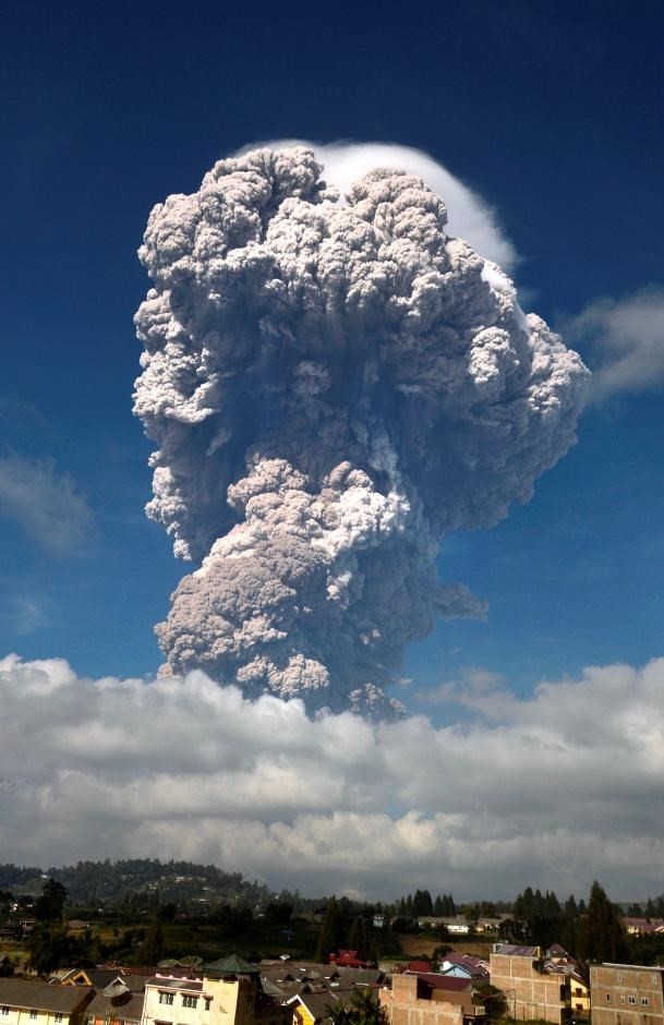 Indonesia raises aviation warnings after Sinabung volcano erupts