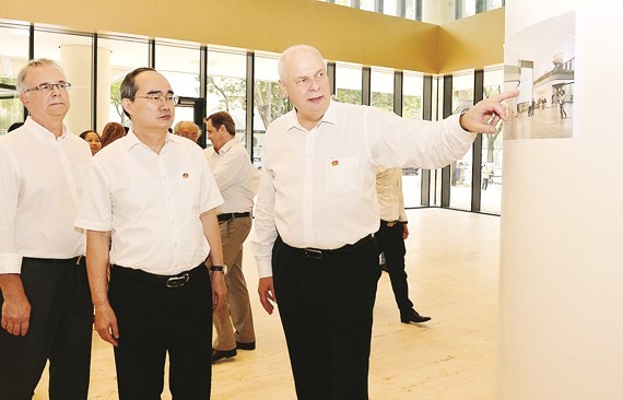 HCMC Party Chief Nguyen Thien Nhan is introduced about Deutsches Haus Ho Chi Minh City. The photo was taken on August 30 (Photo: SGGP)