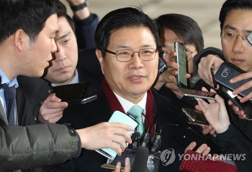 Rep. Hong Moon-jong of the main opposition Liberty Korea Party answers reporters' questions on March 9, 2018, as he appeared for prosecution questioning over suspected use of illegal political funds. (Yonhap)