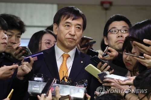 Bank of Korea Gov. Lee Ju-yeol (C) talks to reporters before attending a meeting in Seoul on March 22, 2018. (Yonhap)