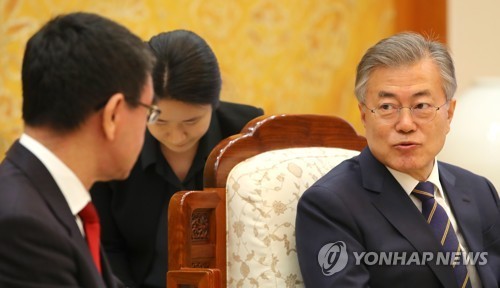 South Korean President Moon Jae-in (R) speaks during a meeting with Japanese Foreign Minister Taro Kono at his office Cheong Wa Dae in Seoul on April 11, 2018. (Yonhap)