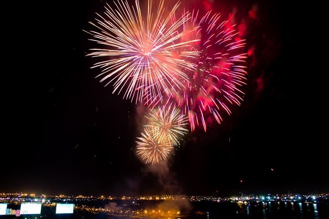 Fireworks will light up the sky of HCM City later this month to celebrate 43 years of the South Liberation and National Reunification Day (April 30, 1975) and the 132nd May Day (May 1, 1886).— Photo zing.vn