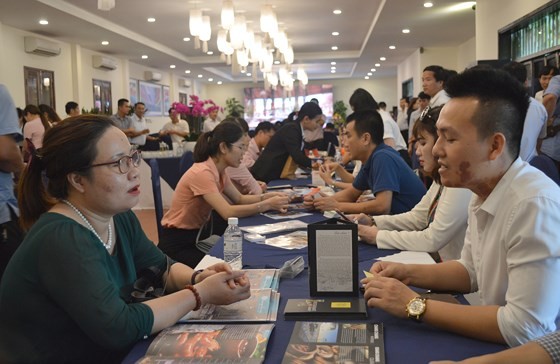 Quang Nam & Quang Binh provinces' enterprises exchange at the conference