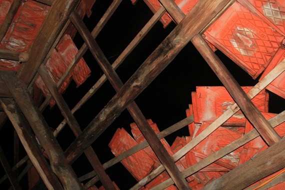 Whirlwind blews away roofs of houses in Ha Tinh province