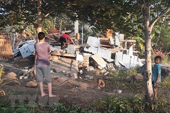 Earthquake damages a house in Indonesia. (Photo: AFP/VNA)