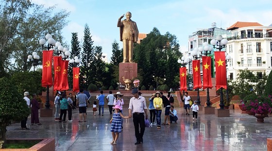 Tourists visit Ninh Kieu Wharf on September 2