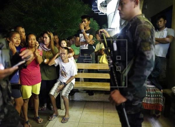 Filipino villagers wait outside a hospital after an explosion in the town of Isulan, Sultan Kudarat province, on September 2 (Source" EPA-EFE)