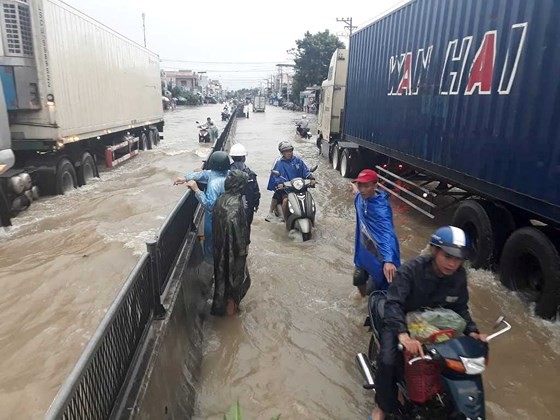 Prolonged rains isolate many streets in Khanh Hoa Province ảnh 1 Prolonged rains isolate many streets in Khanh Hoa Province ảnh 1