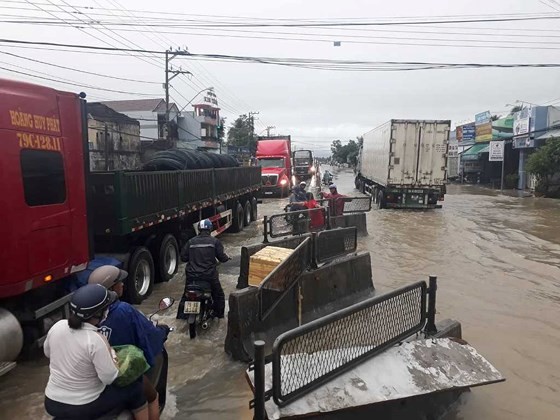 Prolonged rains isolate many streets in Khanh Hoa Province ảnh 2 Prolonged rains isolate many streets in Khanh Hoa Province ảnh 2