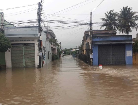 Prolonged rains isolate many streets in Khanh Hoa Province ảnh 3 Prolonged rains isolate many streets in Khanh Hoa Province ảnh 3