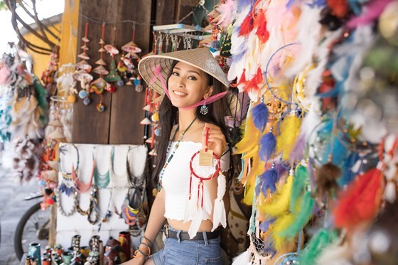 Miss Vietnam 2018 Tieu Vy introduces Hoian to Miss World