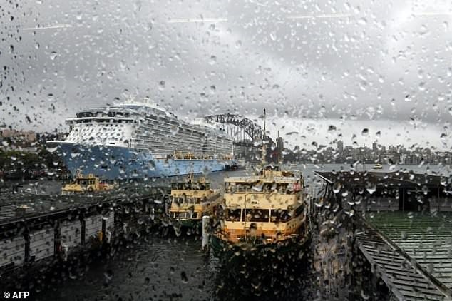 Flooding, traffic chaos as heavy rains lash Sydney