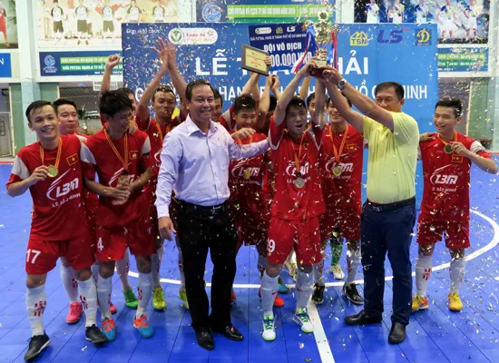 Suốt 10 năm qua, Lê Bảo Minh đã xây dựng cho mình bản sắc riêng, cùng với đó là những thành tích ấn tượng trong giới phủi Sài thành.