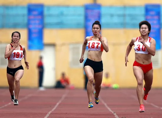 Nguyễn Thị Oanh (giữa) thi đấu không thành công tại giải. Tác giả: NGỌC HẢI 