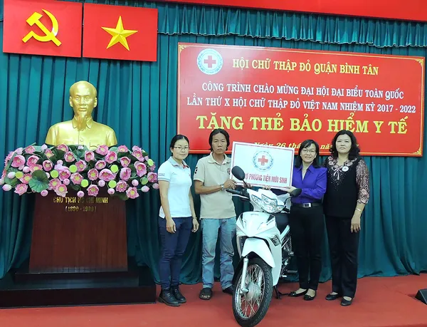 248 người nghèo được tặng thẻ BHYT ảnh 1 248 người nghèo được tặng thẻ BHYT ảnh 1