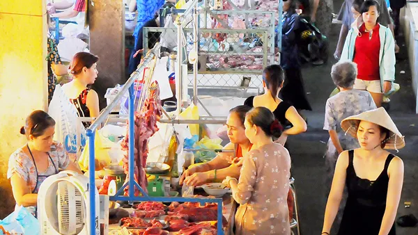Mua bán tại chợ Phú Nhuận. Ảnh: THÀNH TRÍ