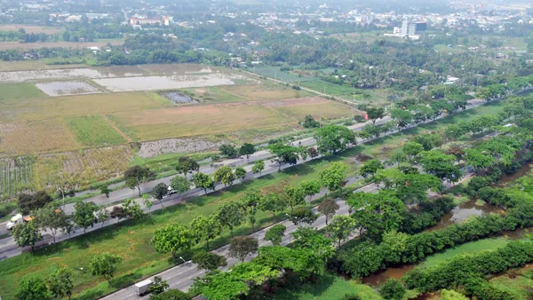 Một khu đất trống bên đường Nguyễn Văn Linh, TPHCM. Ảnh: THÀNH TRÍ
