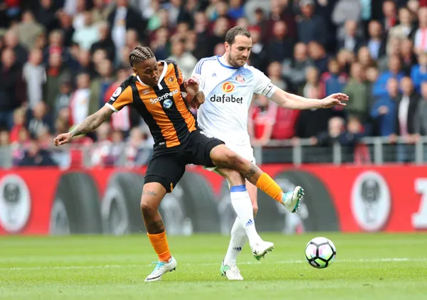 Hull (trái) tự làm khó mình khi để thua Sunderland