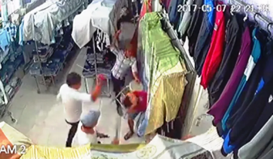 Xác định danh tính nhóm côn đồ chém người trong cửa hàng thời trang ảnh 1