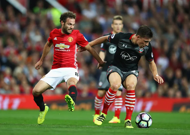 Pierre-Emile Hojbjerg (phải, Southampton) tranh bóng với Juan Mata (Man.United)