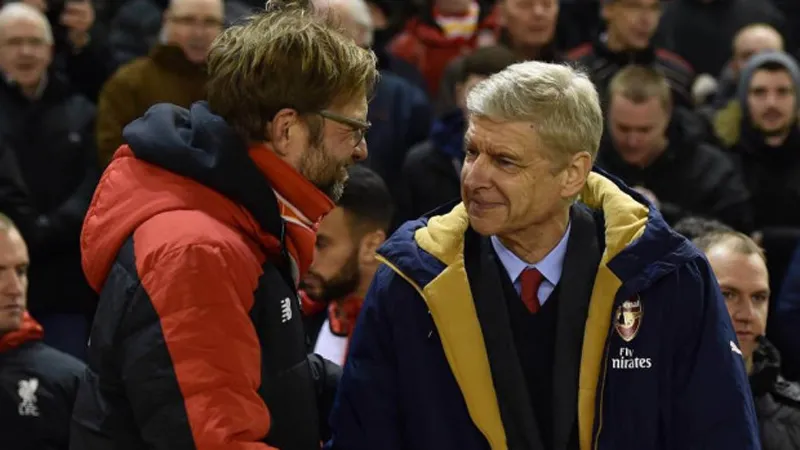 Arsene Wenger (phải) cùng Jurgen Klopp bước vào những vòng đấu cuối rất căng thẳng