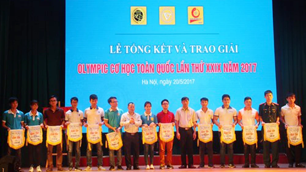 Trao thưởng cho những cá nhân đoạt giải Olympic Cơ học toàn quốc 2017