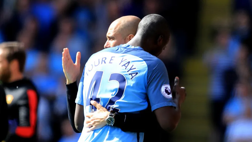 Yaya Toure và Pep Guardiola đã gỡ bỏ mọi mâu thuẫn trong quá khứ tại Man.City bằng một cái ôm đặc biệt.
