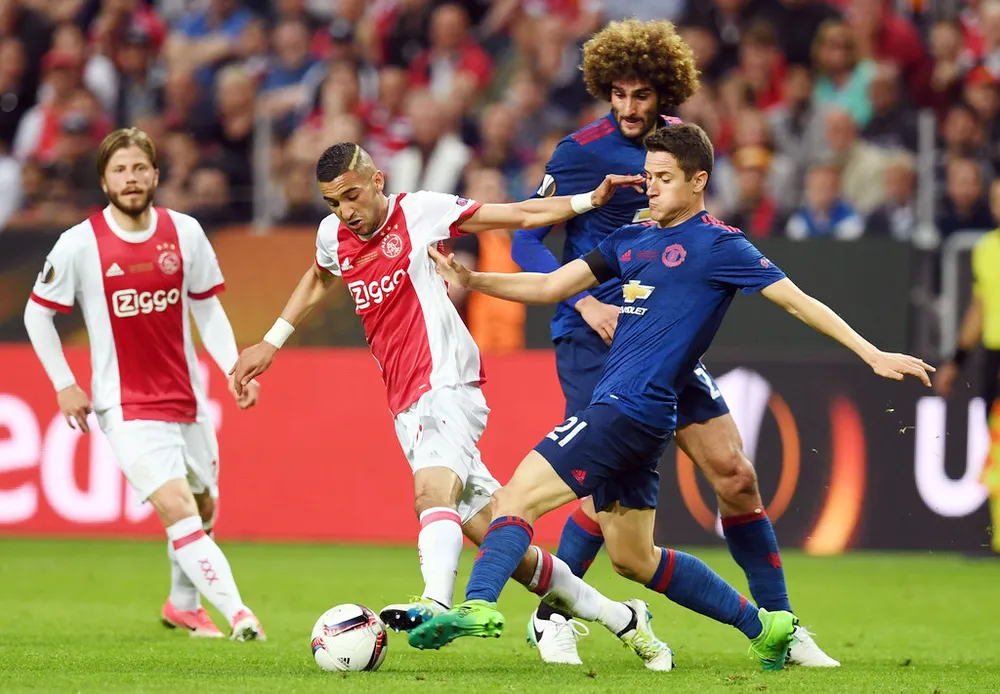 Sự xuất sắc của Herrera (phải) tương phản với những gì Schoene (bìa trái) thể hiện. 