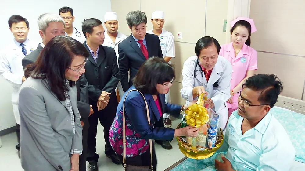 Đoàn công tác UBND TPHCM thăm hỏi bệnh nhân tại Bệnh viện Chợ Rẫy Phnompenh