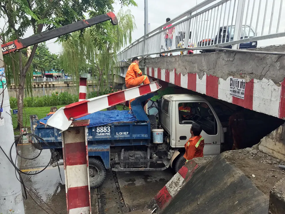 Vượt thanh chắn, xe tải kẹt dưới gầm cầu Bùi Hữu Nghĩa ảnh 1 Vượt thanh chắn, xe tải kẹt dưới gầm cầu Bùi Hữu Nghĩa ảnh 1