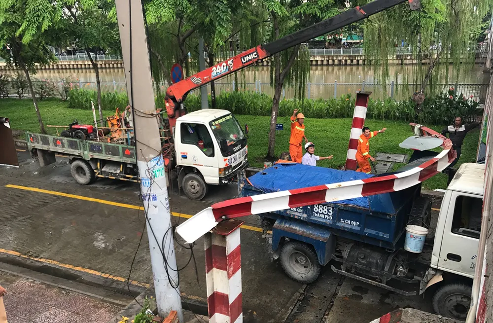 Vượt thanh chắn, xe tải kẹt dưới gầm cầu Bùi Hữu Nghĩa ảnh 2 Vượt thanh chắn, xe tải kẹt dưới gầm cầu Bùi Hữu Nghĩa ảnh 2