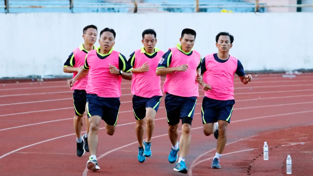 Kiểm tra thể lực các trọng tài. Ảnh: Hải Nam