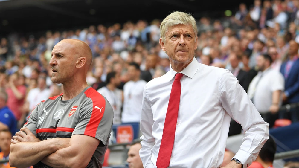 Arsene Wenger (phải) liệu sẽ thay đổi bản thân để giúp Arsenal trở thành một đội bóng thật sự cạnh tranh?