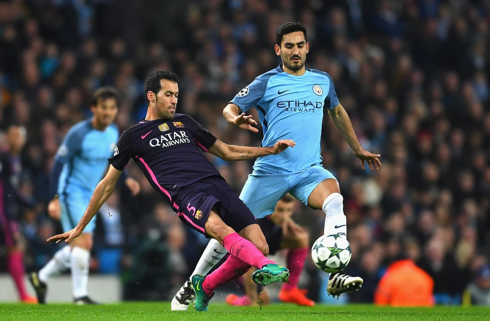 Ilkay Gundogan (phải) đã tạo được dấu ấn rất lớn trong trận thắng Barcelona