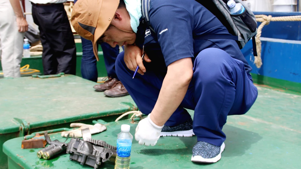 Chuyên gia hãng Doosan (Hàn Quốc) kiểm tra máy tàu BĐ 99245–TS của ông Trần Đình Sơn