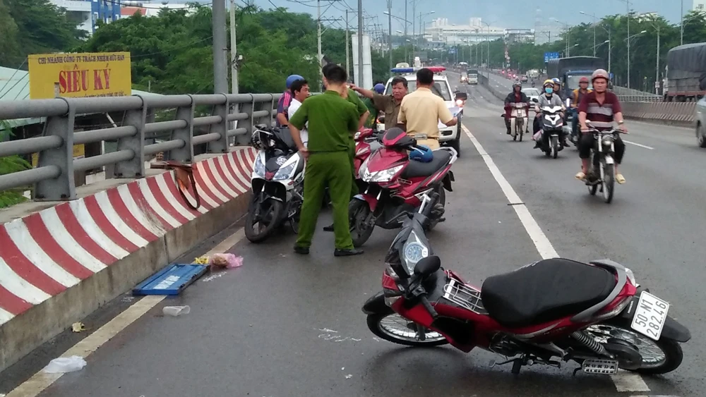 Mất tiền, vàng trong cốp xe sau va chạm ảnh 1 Mất tiền, vàng trong cốp xe sau va chạm ảnh 1