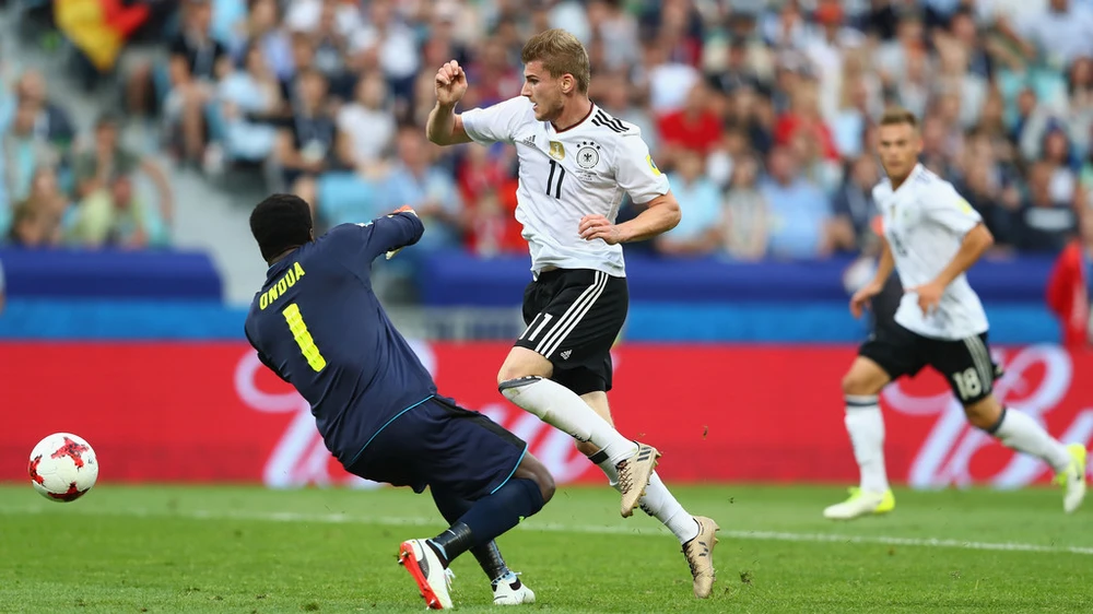 Timo Werner (phải, Đức) đi bóng qua thủ thành Joseph Ondoa (Cameroon)