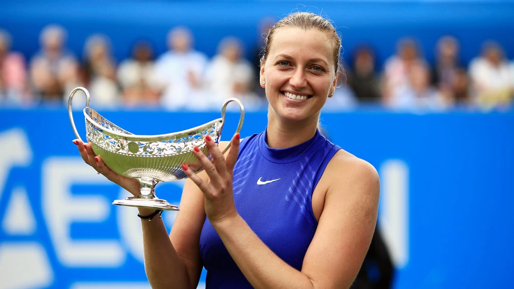 Petra Kvitova tươi cười với chiếc cúp vô địch đầu tiên kể từ khi bị chấn thương