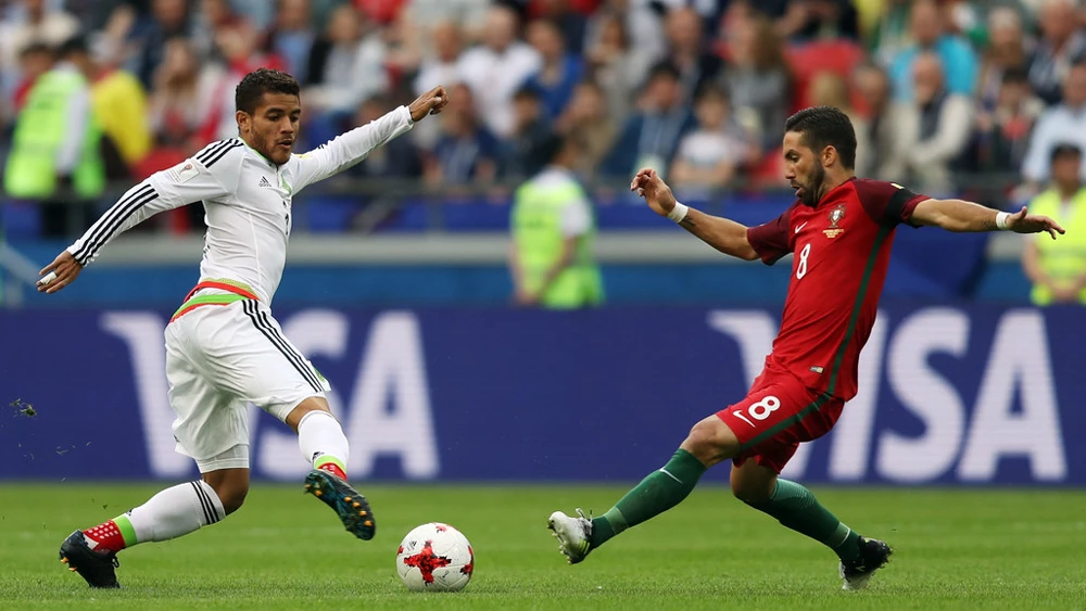 Jonathan Dos Santos (trái, Mexico) tranh bóng với Joao Moutinho (Bồ Đào Nha)