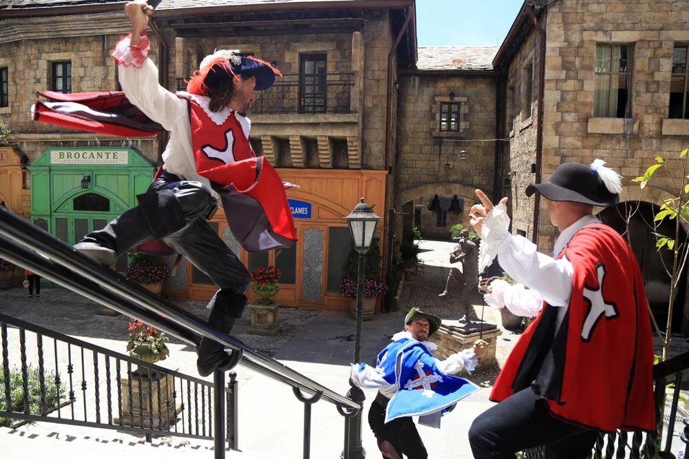 Các ngự lâm quân trình diễn đấu kiếm tại Sun World Ba Na Hills