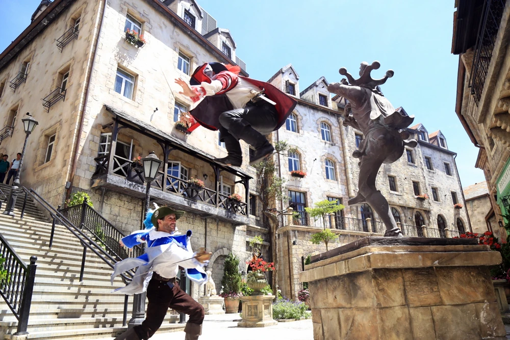 Các ngự lâm quân trình diễn đấu kiếm tại Sun World Ba Na Hills ảnh 1 Các ngự lâm quân trình diễn đấu kiếm tại Sun World Ba Na Hills ảnh 1