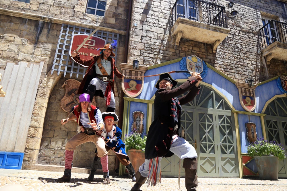 Các ngự lâm quân trình diễn đấu kiếm tại Sun World Ba Na Hills ảnh 3 Các ngự lâm quân trình diễn đấu kiếm tại Sun World Ba Na Hills ảnh 3