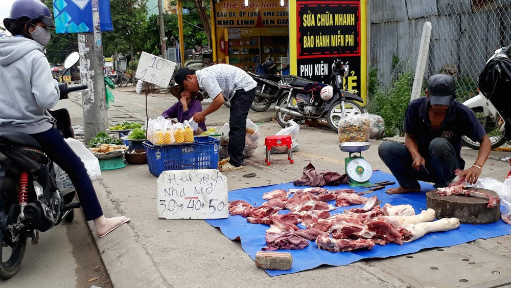 Thịt heo bán trên khắp các vỉa hè