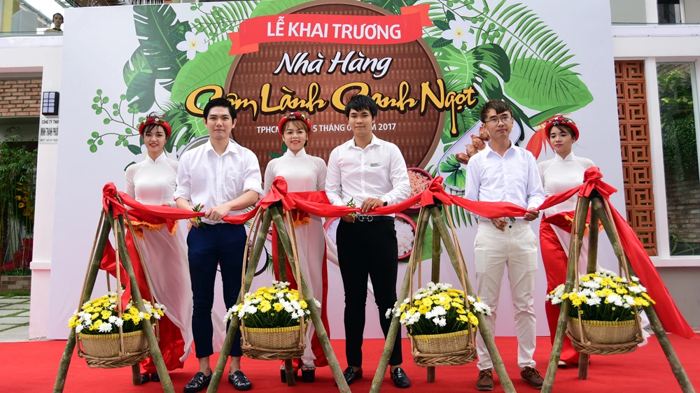 Đại diện Nhà hàng cơm lành canh ngọt cắt băng khai trương