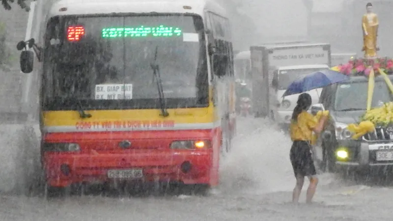 Hà Nội mưa lớn dồn dập sau bão số 2 ảnh 3