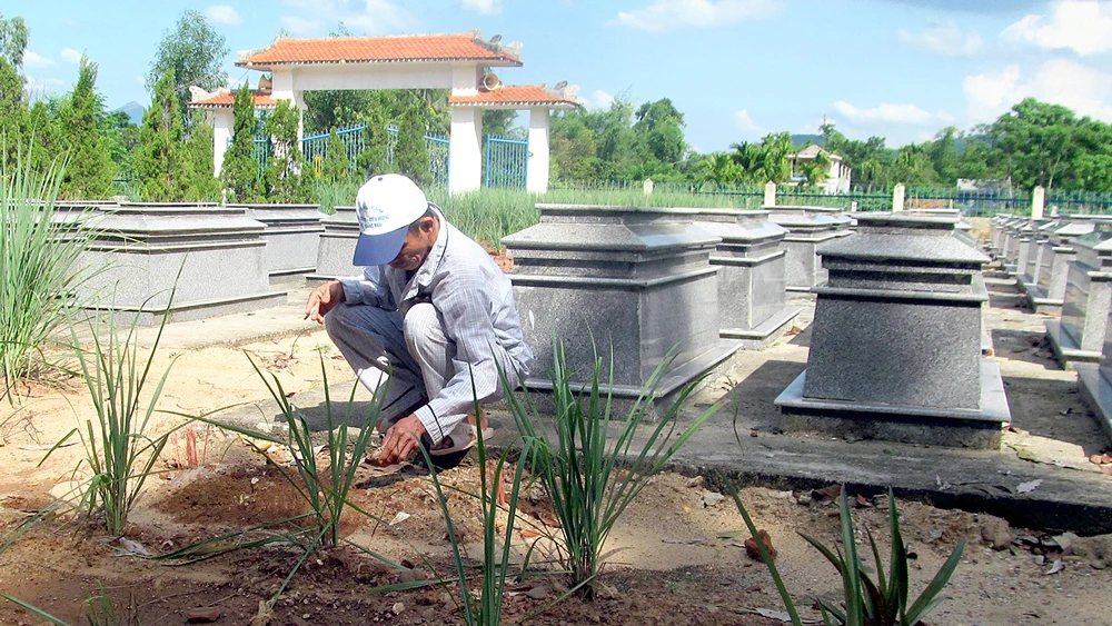 Ông Phan Thanh Dũng vẫn thầm lặng với công việc tìm kiếm hài cốt của đồng đội